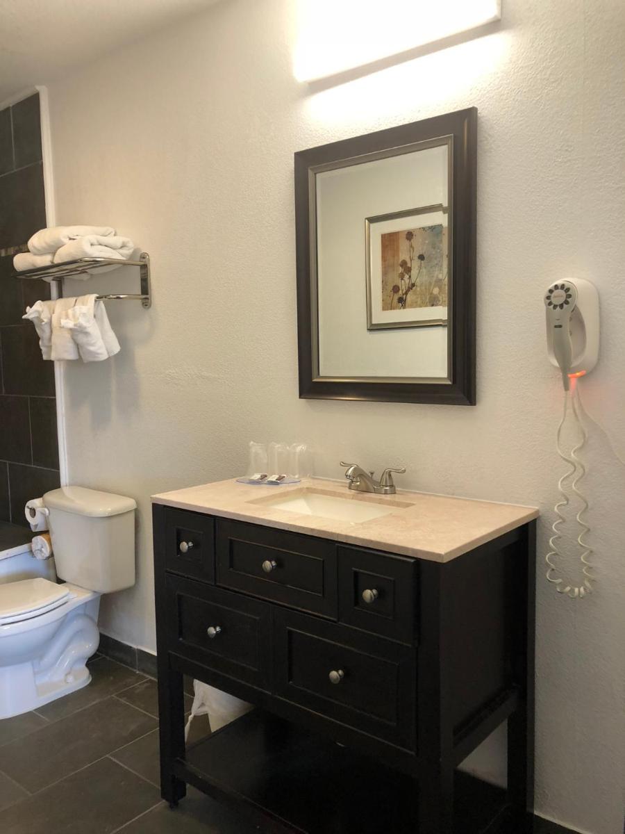 Budget Inn & Suites - image 2