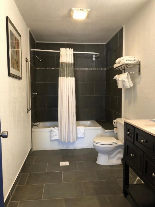 Budget Inn & Suites - image 30