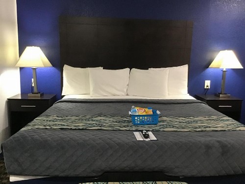 Budget Inn & Suites - image 34
