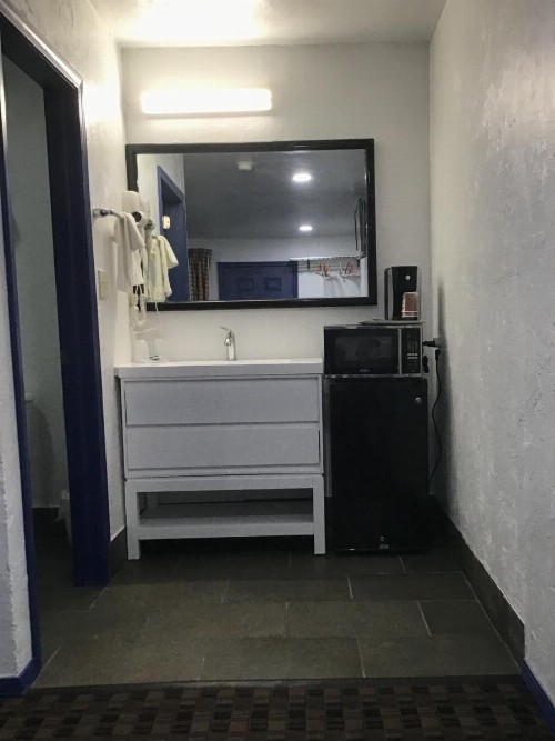 Budget Inn & Suites - image 37
