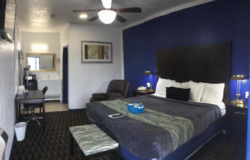 Budget Inn & Suites - image 4