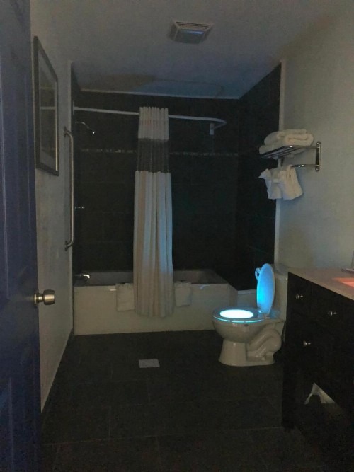 Budget Inn & Suites - image 40