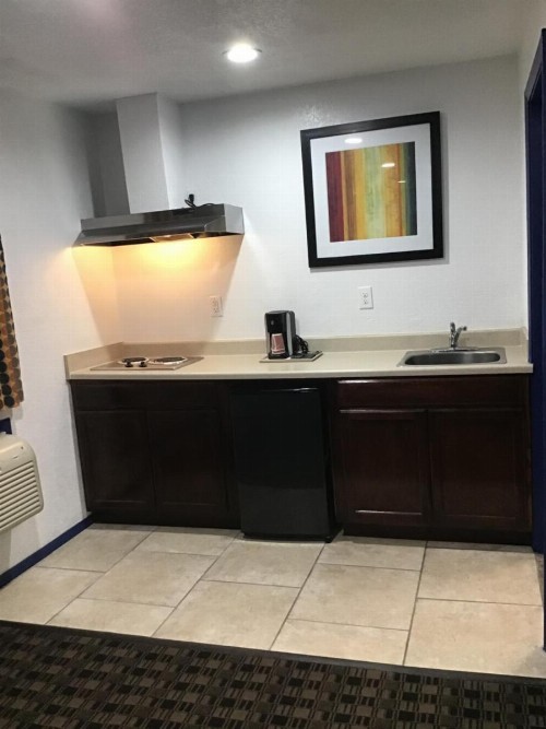 Budget Inn & Suites - image 41