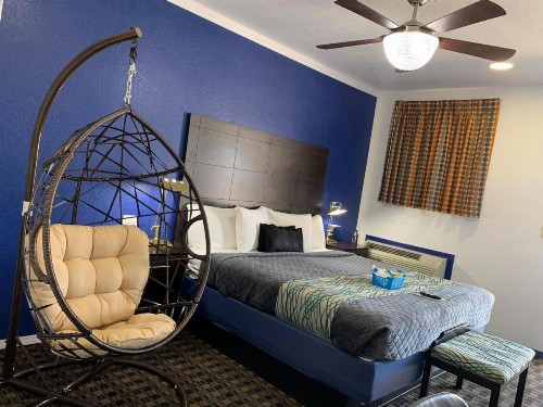 Budget Inn & Suites - image 5