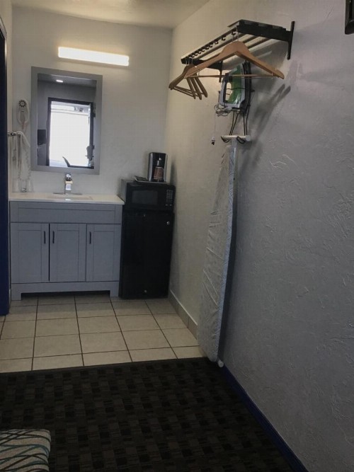 Budget Inn & Suites - image 7