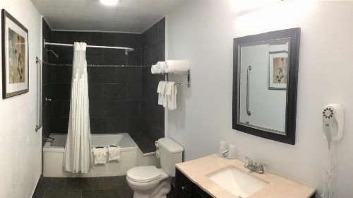 Budget Inn & Suites - image 8