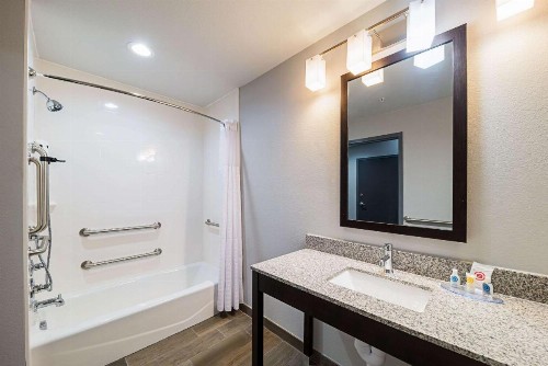 Comfort Inn & Suites - image 11