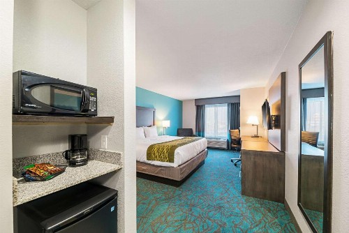 Comfort Inn & Suites - image 13