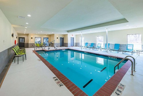 Comfort Inn & Suites - image 18