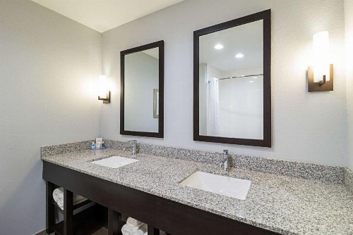 Comfort Inn & Suites - image 2