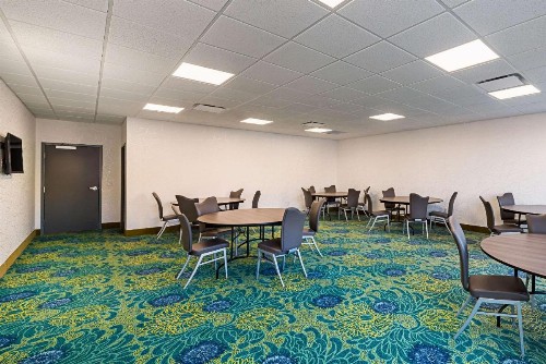 Comfort Inn & Suites - image 20