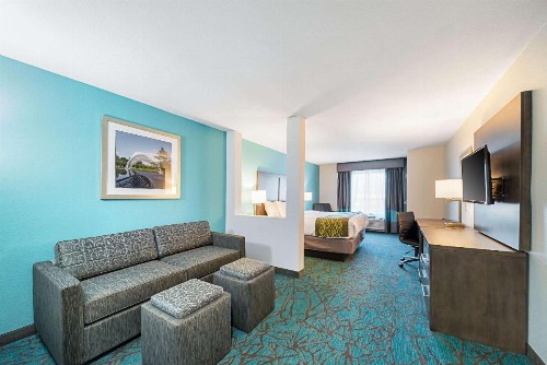 Comfort Inn & Suites - image 26