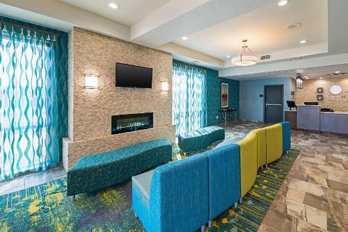 Comfort Inn & Suites - image 3