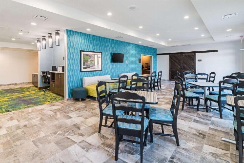 Comfort Inn & Suites - image 30