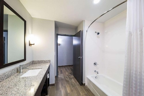 Comfort Inn & Suites - image 32