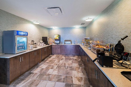 Comfort Inn & Suites - image 33