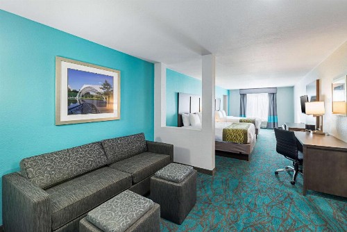 Comfort Inn & Suites - image 36