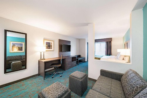 Comfort Inn & Suites - image 37
