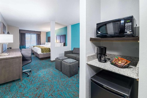 Comfort Inn & Suites - image 38