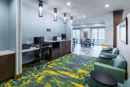 Comfort Inn & Suites - image 4
