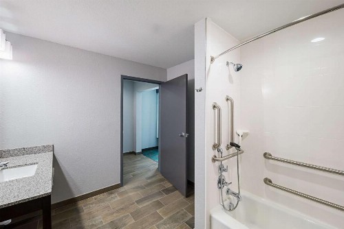 Comfort Inn & Suites - image 7