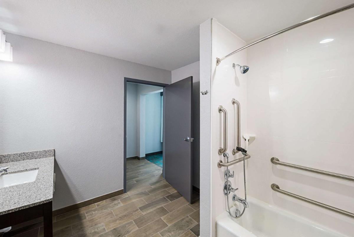 Comfort Inn & Suites - image 7