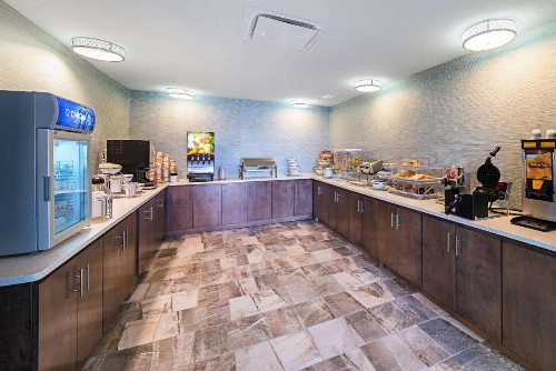 Comfort Inn & Suites - image 9