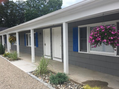 Shore Road Inn - image 1
