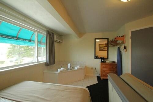 Sea Cliff House Motel - image 17