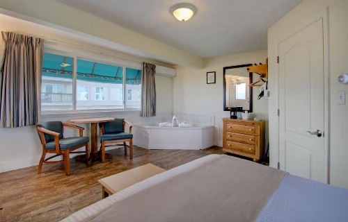 Sea Cliff House Motel - image 23