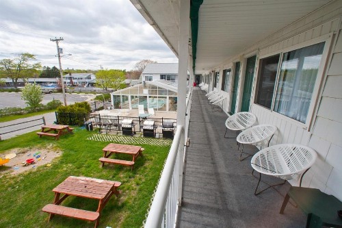 Crest Motel - image 14