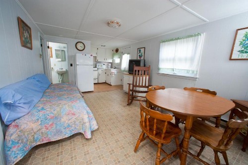 Crest Motel - image 28
