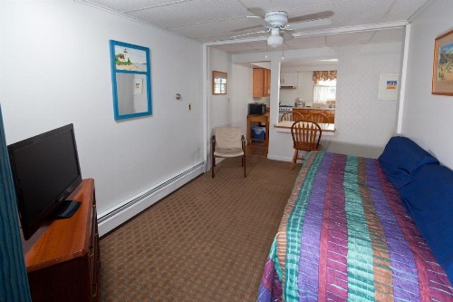 Crest Motel - image 29