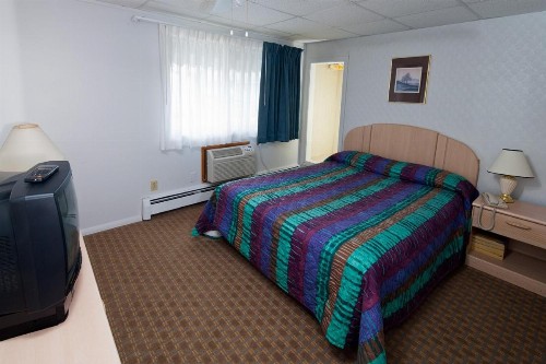 Crest Motel - image 32