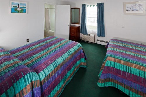 Crest Motel - image 33
