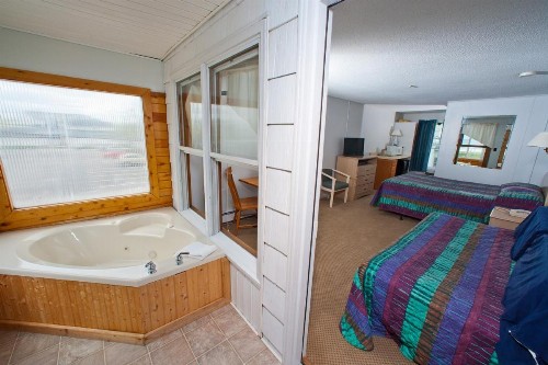 Crest Motel - image 34