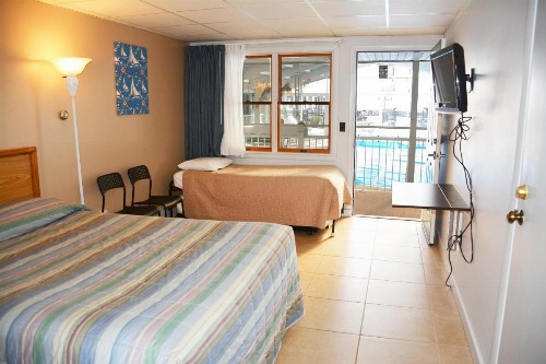 Crest Motel - image 35