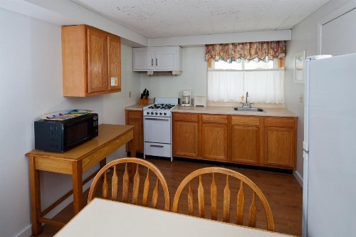 Crest Motel - image 8