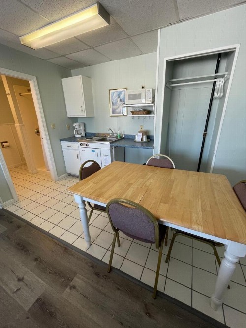 Beau Rivage Motel - image 11
