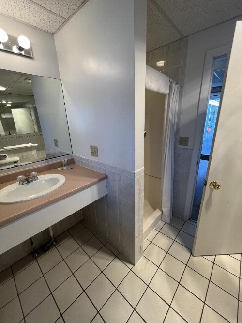 Beau Rivage Motel - image 16