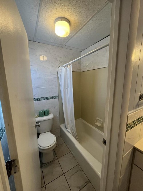 Beau Rivage Motel - image 19