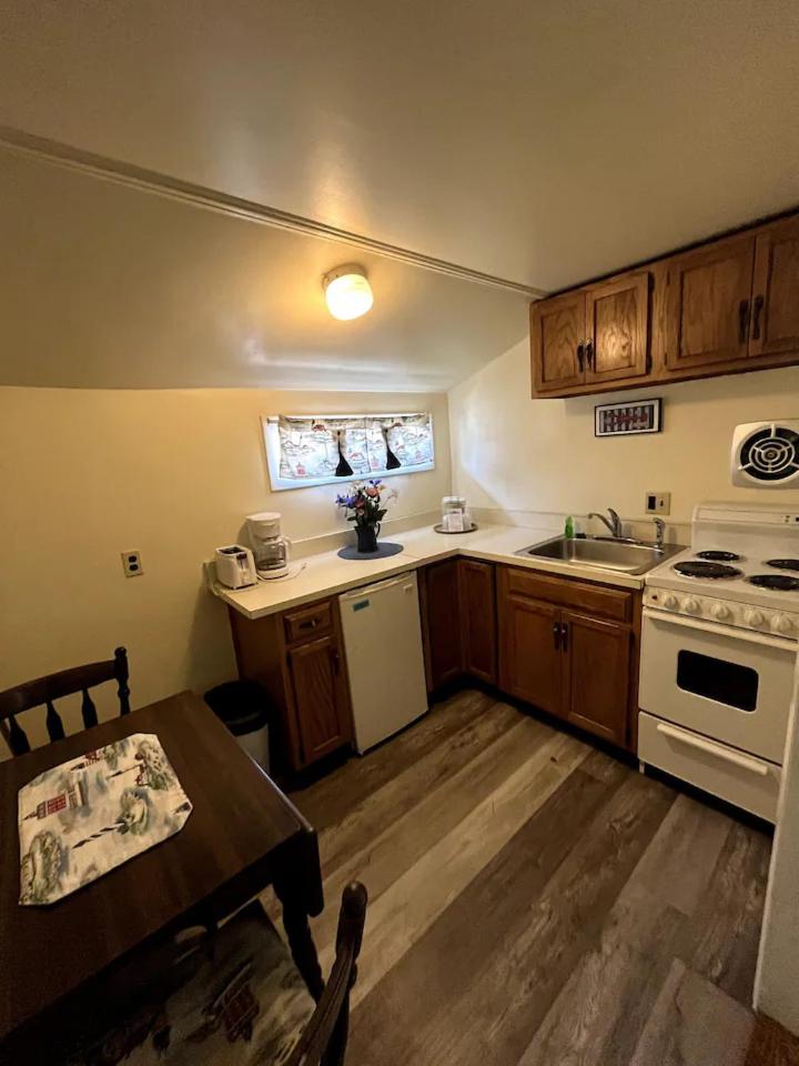 Beau Rivage Motel - image 5