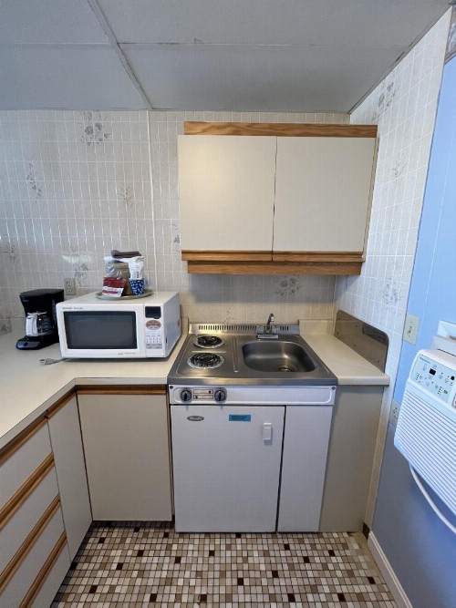 Beau Rivage Motel - image 9