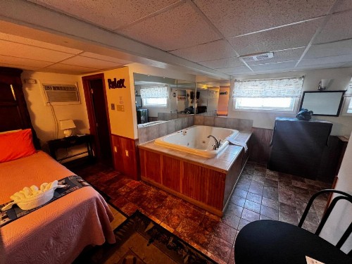 Green Dolphin Motel - image 10
