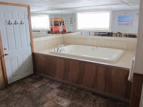 Green Dolphin Motel - image 12