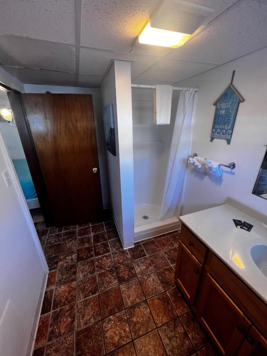 Green Dolphin Motel - image 2