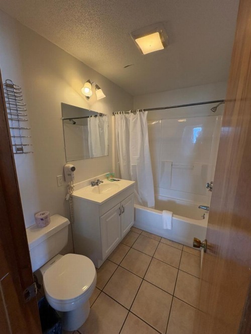Green Dolphin Motel - image 24