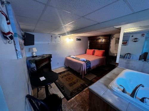 Green Dolphin Motel - image 4
