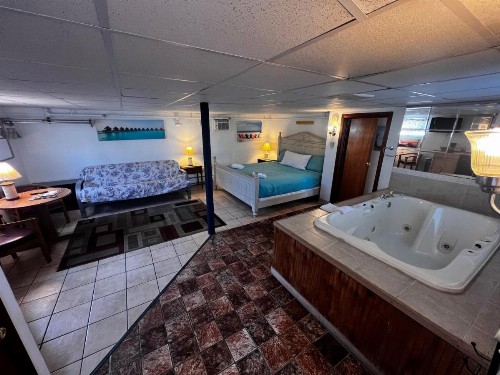 Green Dolphin Motel - image 5