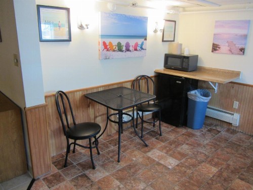 Green Dolphin Motel - image 7